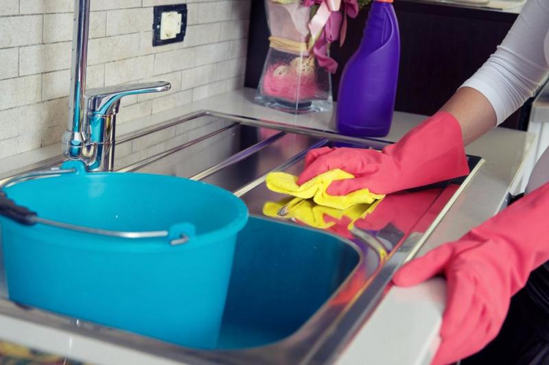 Bicarbonate, vinaigre blanc et citron : des alternatives naturelles pour nettoyer la maison